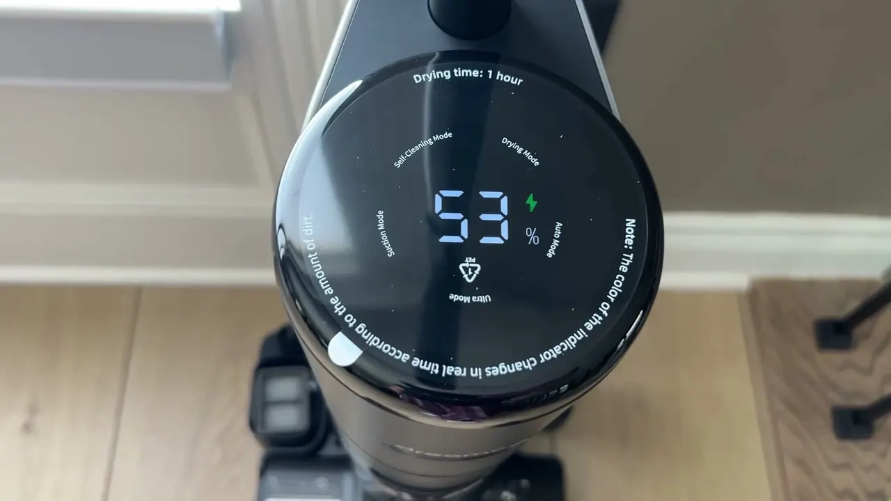Mode and charge level stay visible on the dial while you work.