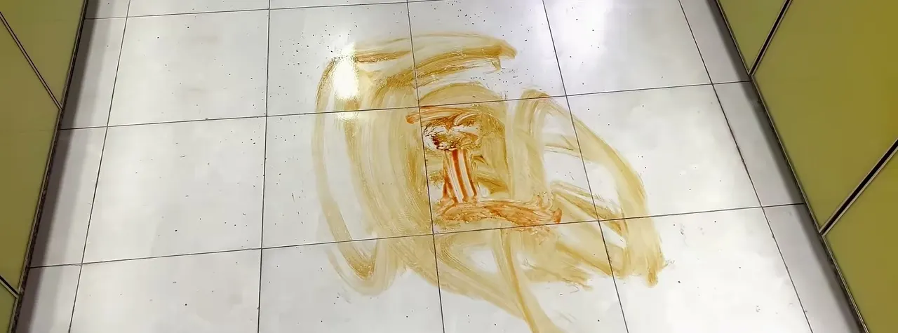 Before: A heavy sauce smear before the pass, and only faint streaks after: set-in kitchen stains still take repeat runs.