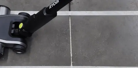 Dry debris like crumbs comes up in a single pass across every tester run we tracked.
