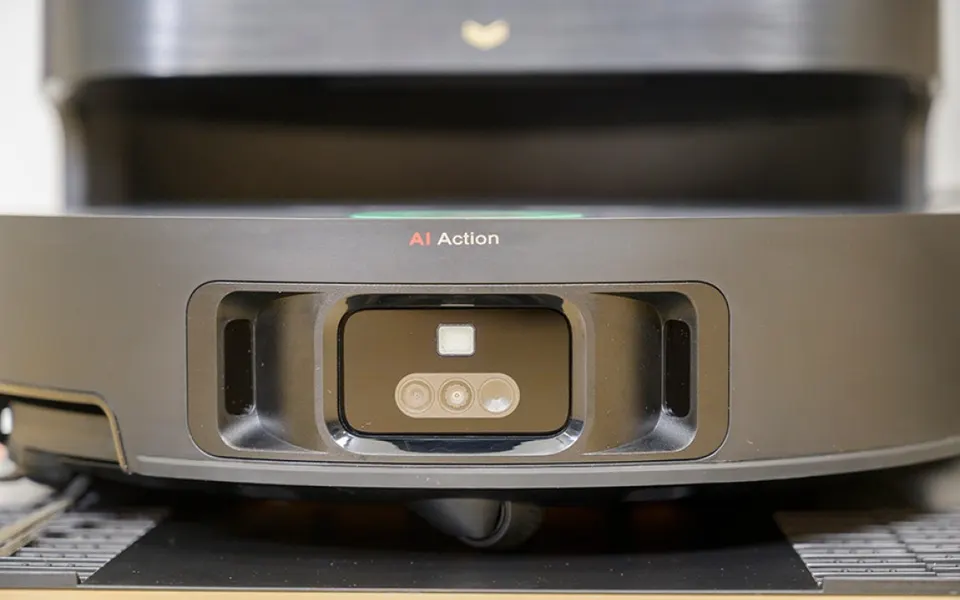 This sensor array is why it routed around pet messes instead of spreading them.