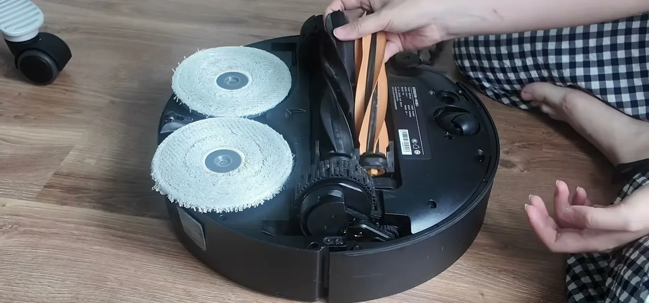 After a week in a hair-heavy bedroom, testers found nothing wrapped on this roller.