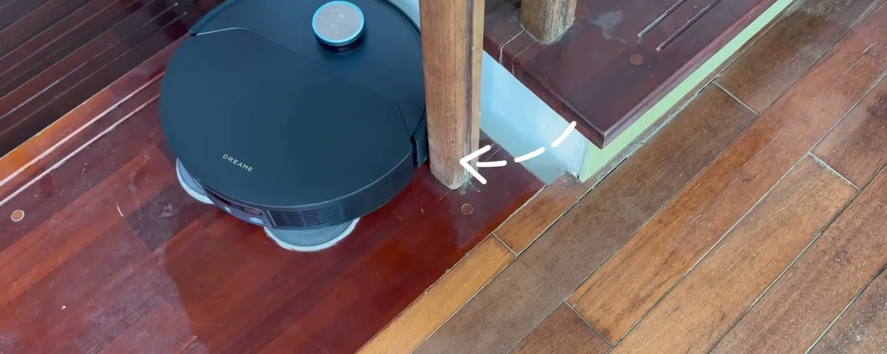 Edge reach goes past the body shell; the mop pad at upper left is extended against the baseboard.