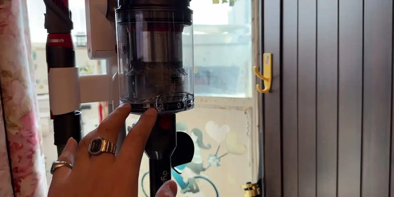 At 1.5 kg the motor unit is closer to a soda bottle than a full-size stick.