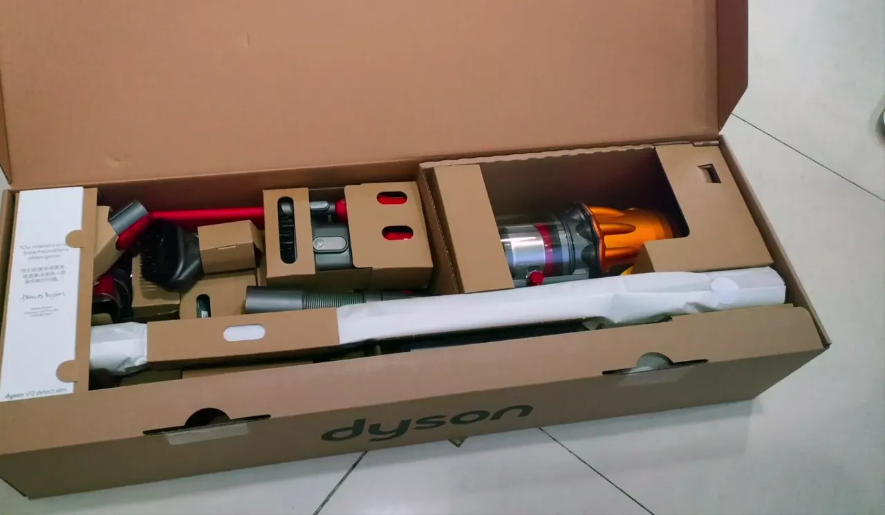 Dyson V12 Detect Slim Absolute gallery frame 7 of 11
