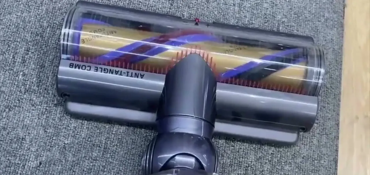 The main head's anti-tangle comb barely slows hair wrap; clearing the roller is a scissors job.