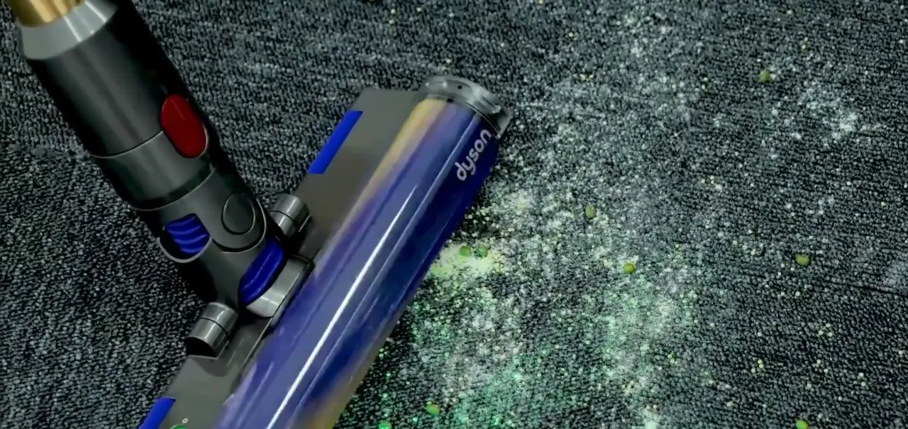 Watch the fluffy head cross the white debris scattered on the dark carpet: the granules ahead of the roller are simply gone behind it, which is what the one-pass pickup on tester area rugs looked like night after night.