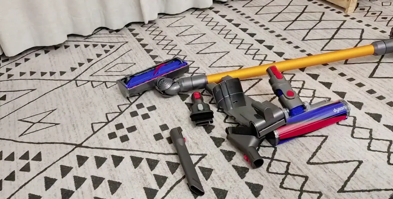Dyson V8 gallery frame 3 of 12