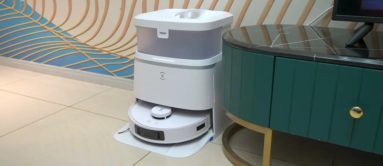 The dock handles pad washing, hot-air drying, and bin emptying on its own.