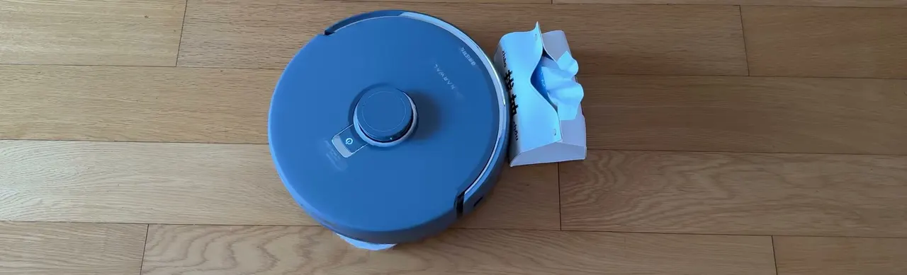 It works around small clutter like the crumpled cloth beside it instead of rolling over it.