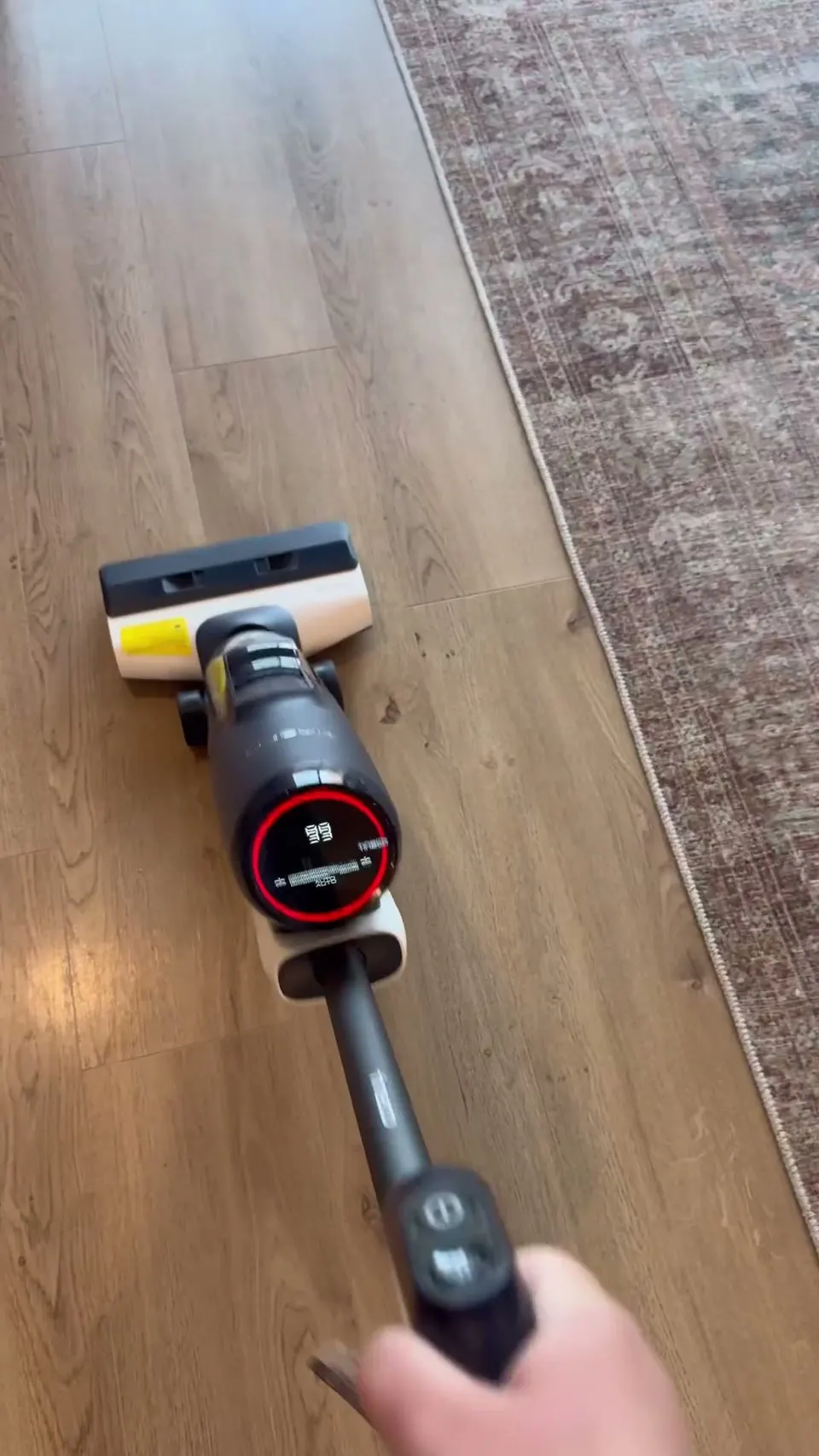 The display shows the remaining battery while you work.