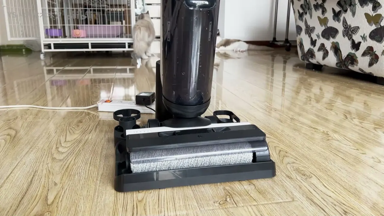 Docking starts a self-clean cycle that washes the roller and finishes with hot air.
